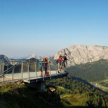 Nikolaus Und Evelyn Astner, *